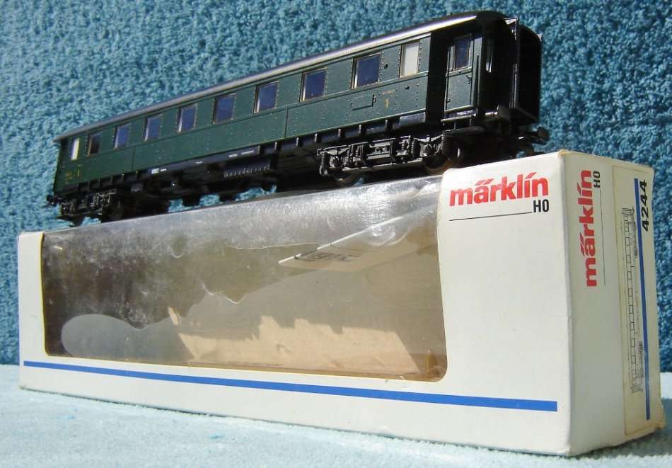 Marklin HO gauge SNCF 1st Class Passenger Coach No. 4244