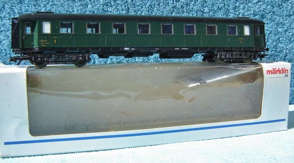 Marklin HO gauge SNCF 1st Class Passenger Coach No. 4244