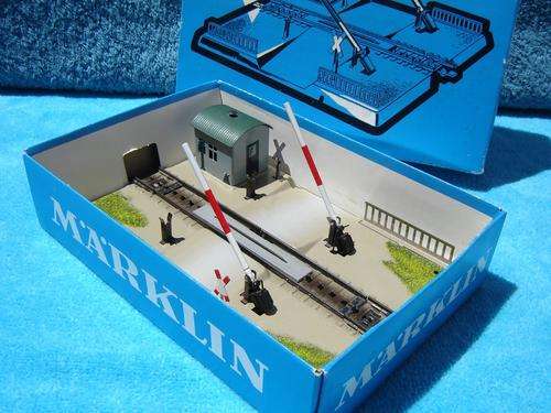 Marklin HO gauge level crossing with operating booms