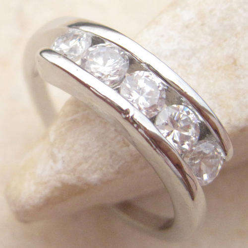 ATTRACTIVE WHITE TOPAZ SILVER GEMSTONE RING