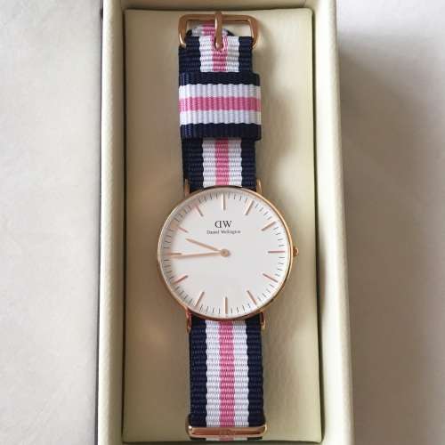 DANIEL WELLINGTON CLASSIC SOUTHAMPTON LIKE BRAND NEW (BLUE PINK AND WHITE STRAP WITH ROSE GOLD FACE)