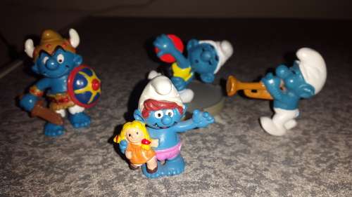 Set of 4 smurfs