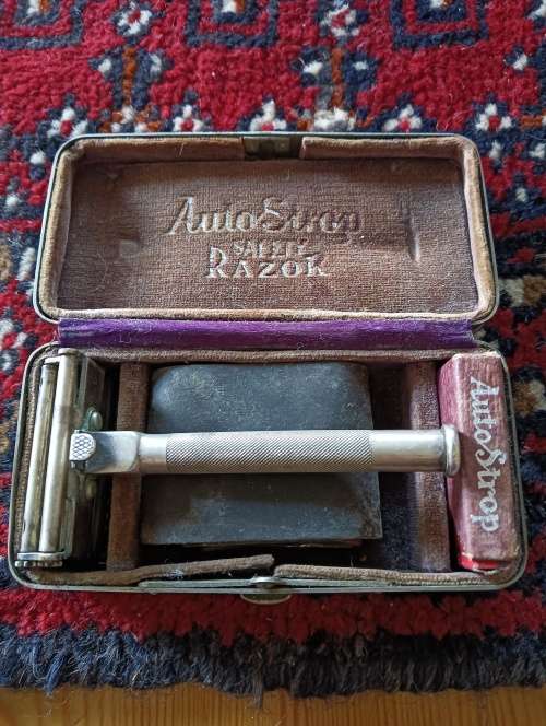 Antique razor