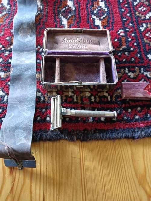 Antique razor