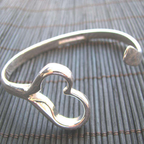 ON-SALE: With FREE silver polishing cloth - Silver Heart Bangle