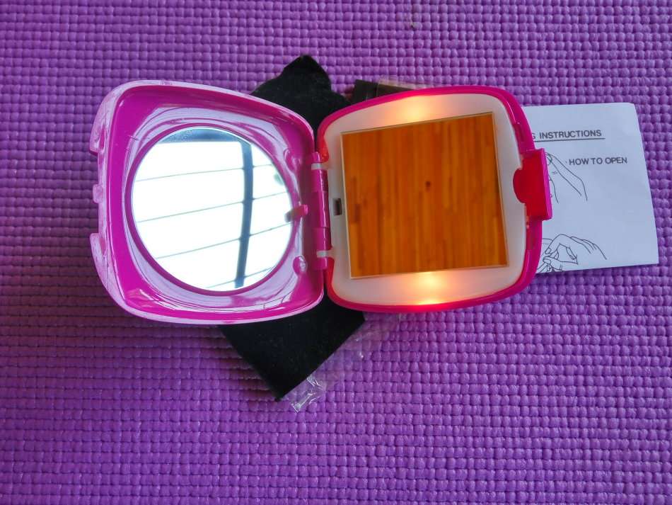 Glomail Light-Up Compact Mirror