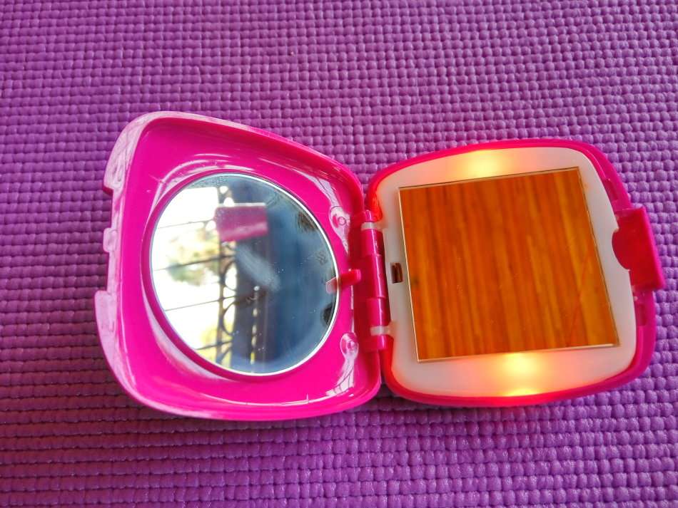 Glomail Light-Up Compact Mirror