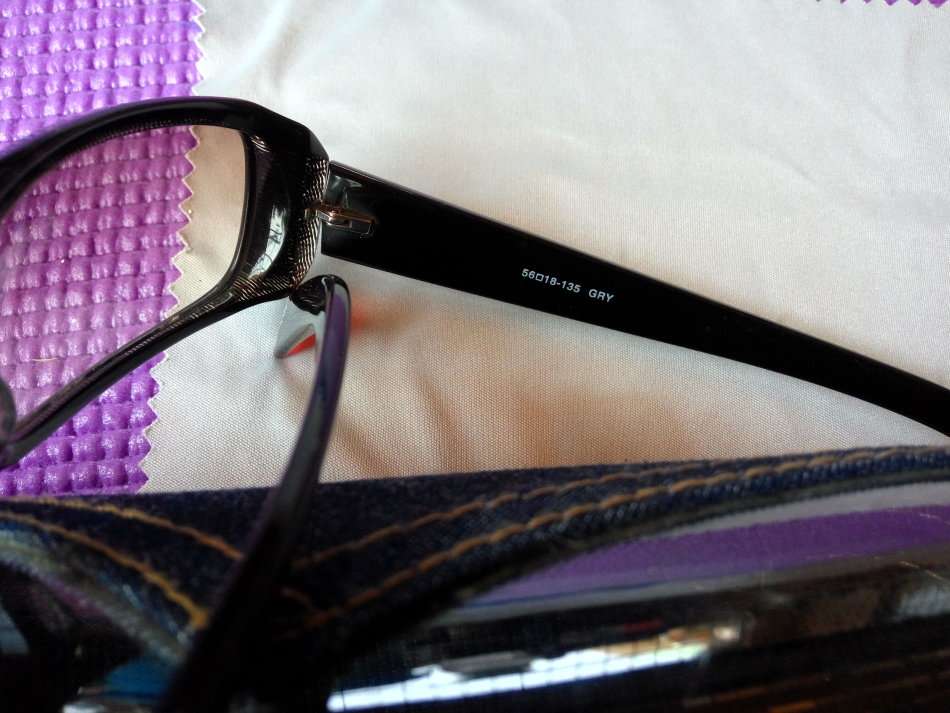 Levi's Sunglasses with Denim Case and Cleaning Cloth