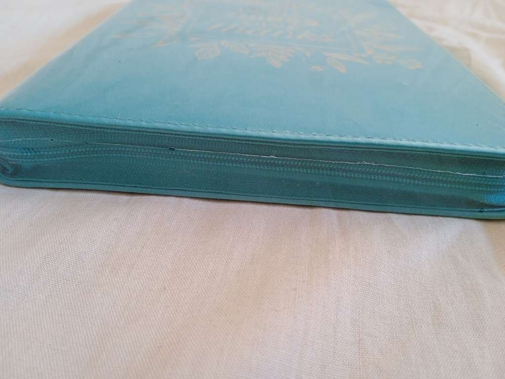 CHRISTIAN ART LUXLEATHER ZIP-AROUND JOURNAL - IN ALL THINGS GIVE THANKS (TURQUOISE)