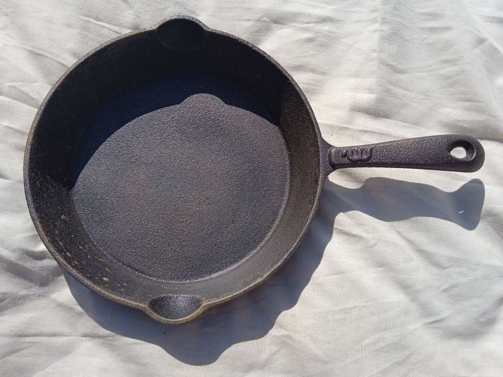 RUSTY CAST IRON PAN (ROUND)