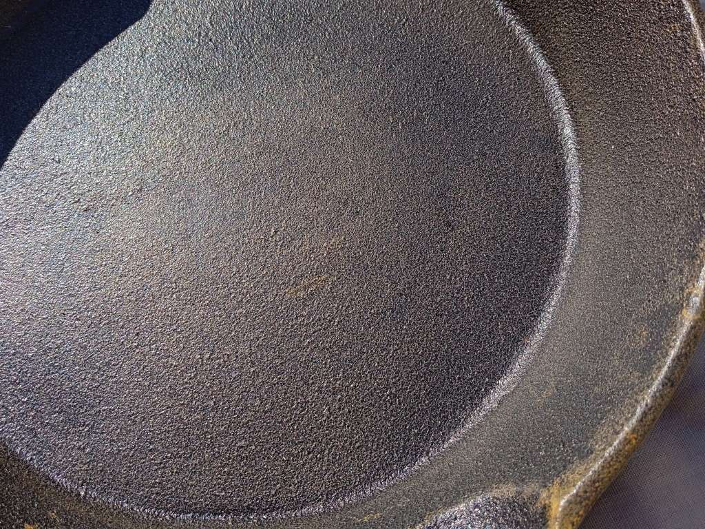 RUSTY CAST IRON PAN (ROUND)