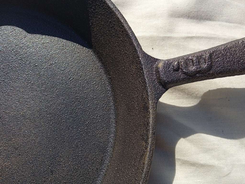 RUSTY CAST IRON PAN (ROUND)