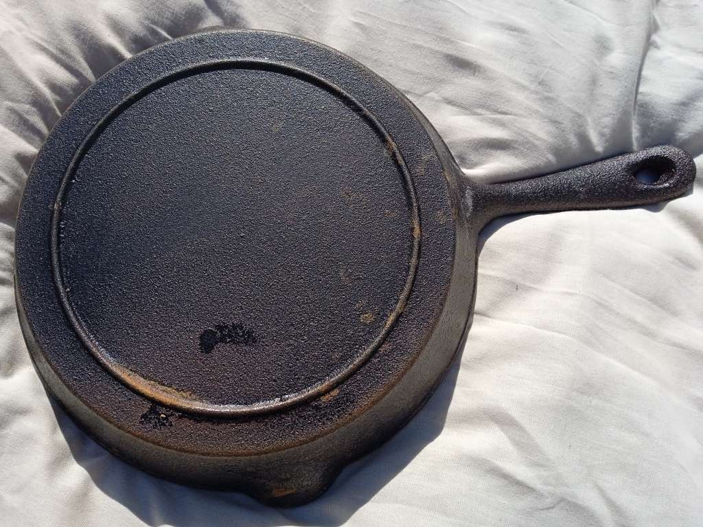 RUSTY CAST IRON PAN (ROUND)