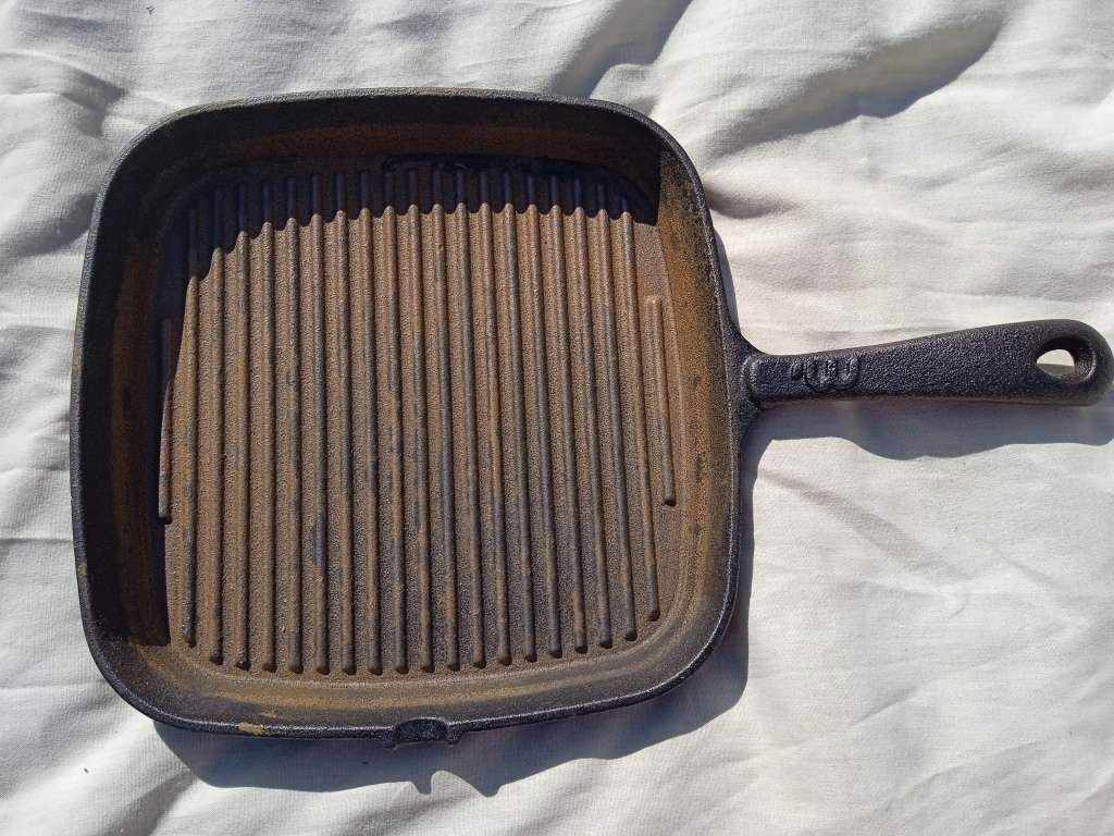 RUSTY CAST IRON GRIDDLE PAN (SQUARE)