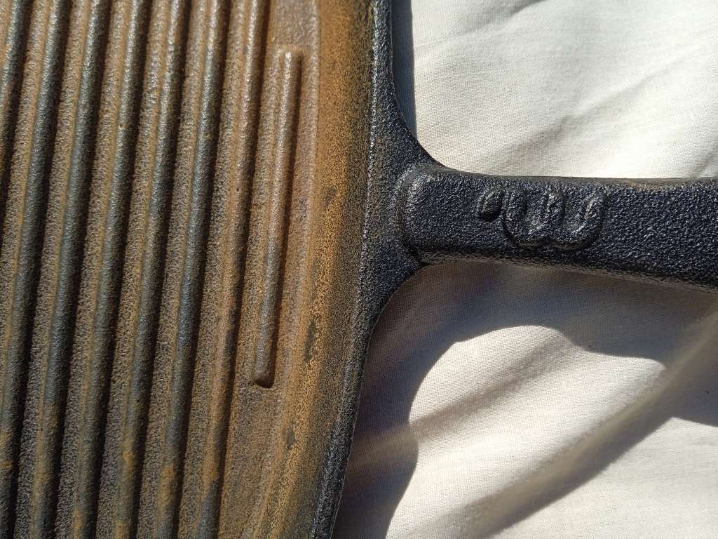 RUSTY CAST IRON GRIDDLE PAN (SQUARE)