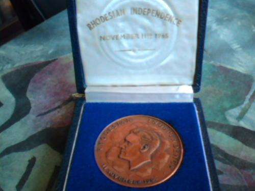 1965 Bronze medallion celebrating the independnce of Rhodesia Org display box