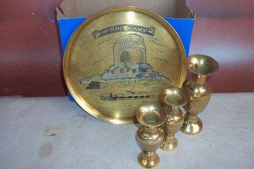 Voortrekker monument plate with brass vases - Must have for the collector