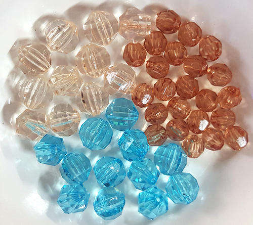 Faceted and rounded shaped beads, mixed lot.