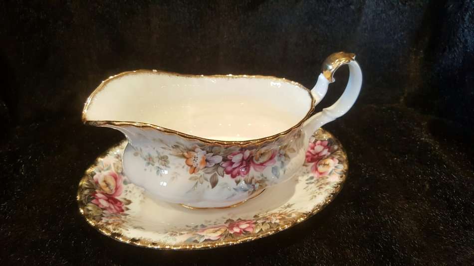 Stunning 1981 Royal Albert Autumn Roses Large 20cm Dinner Sauce Boat with Saucer - Unused !