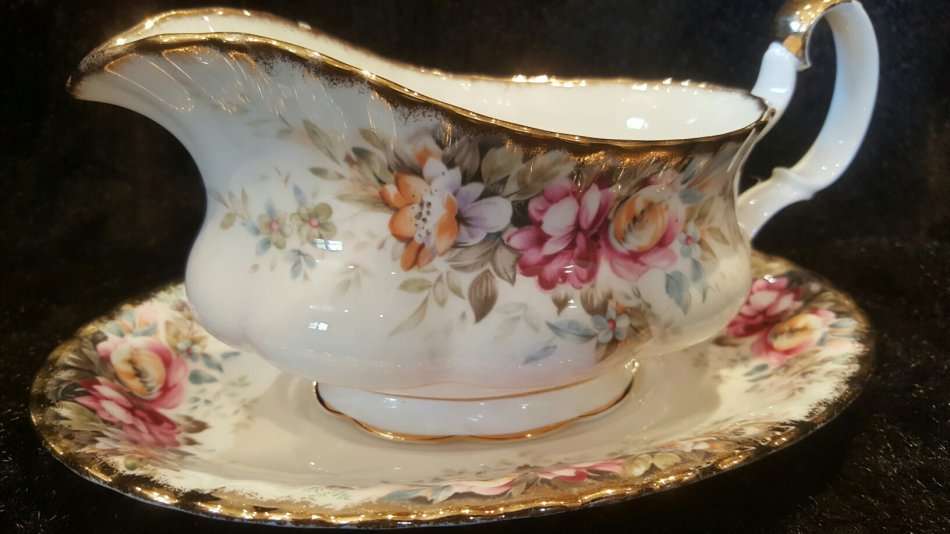 Stunning 1981 Royal Albert Autumn Roses Large 20cm Dinner Sauce Boat with Saucer - Unused !
