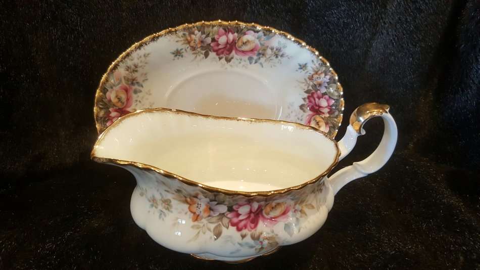Stunning 1981 Royal Albert Autumn Roses Large 20cm Dinner Sauce Boat with Saucer - Unused !