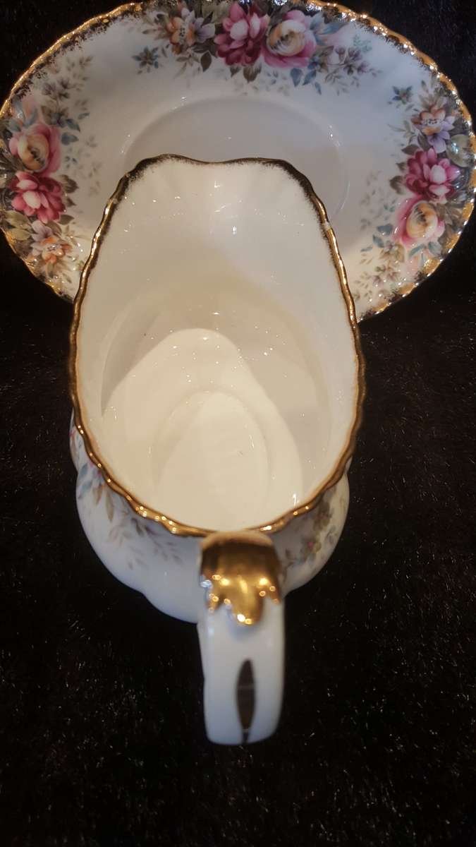 Stunning 1981 Royal Albert Autumn Roses Large 20cm Dinner Sauce Boat with Saucer - Unused !