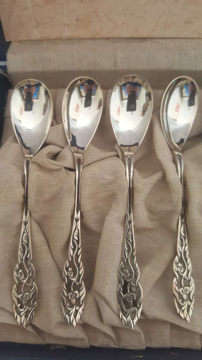 Pristine set of 6 Boxed Solid Silver Dutch Coffee Spoons. 42 grams combined weight
