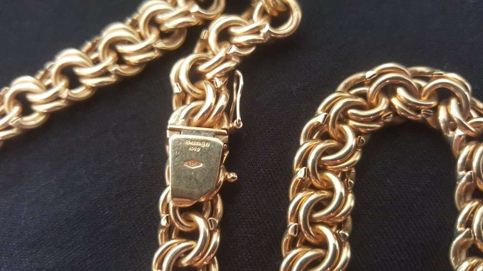 Stunning Huge 18ct SOLID YELLOW GOLD hallmarked Necklace weighing a massive 85 grams !