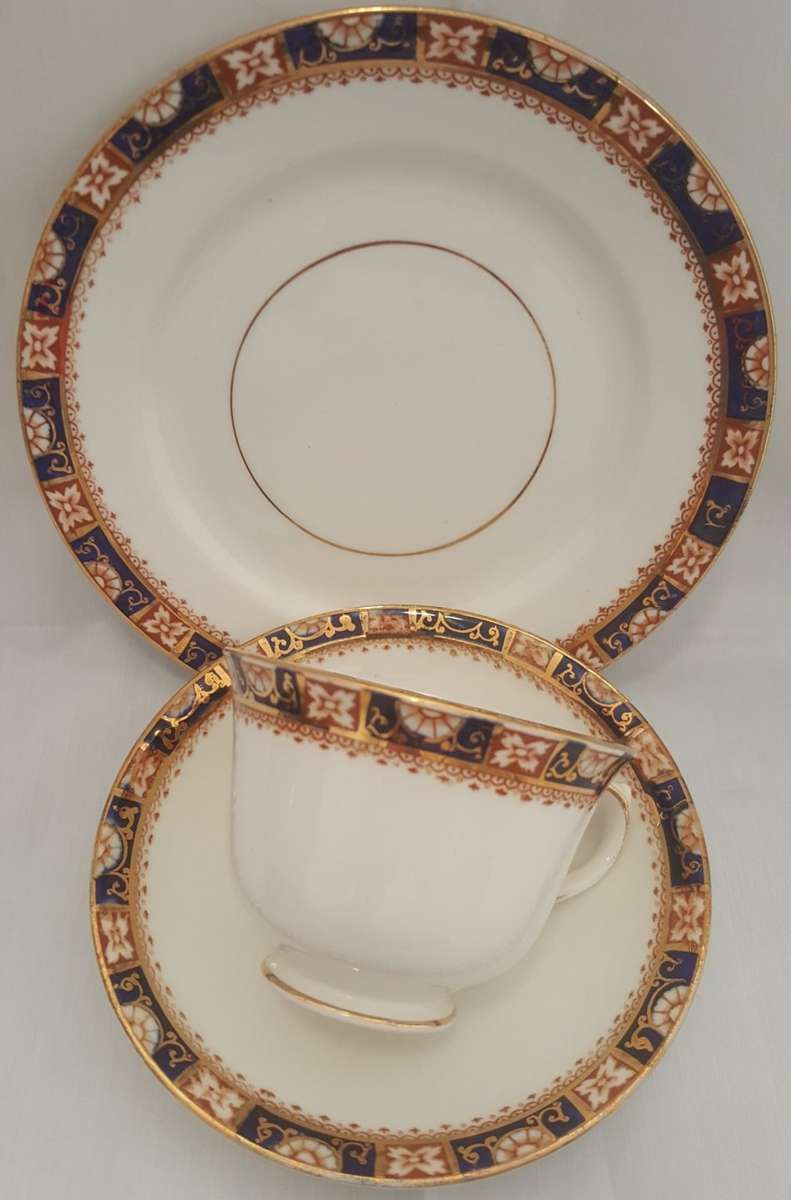 Stunning Royal Albert Crown Imari Border Gold 24ct Gold Gilt Tea Trio C. 1925 !