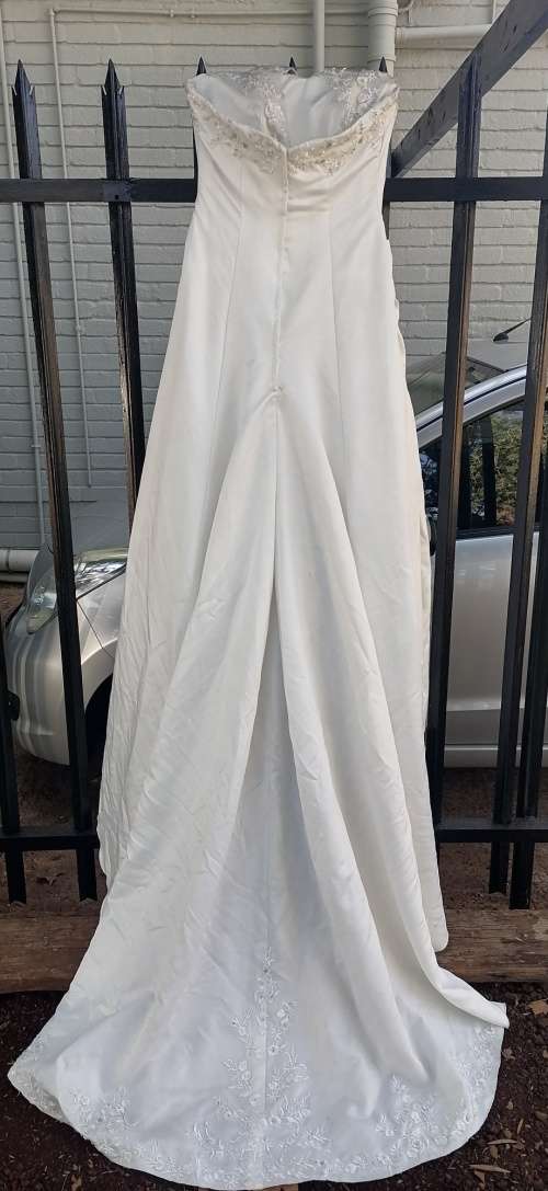 *GORGEOUS OFF WHITE HALTERNECK WEDDING DRESS* Size 8/10