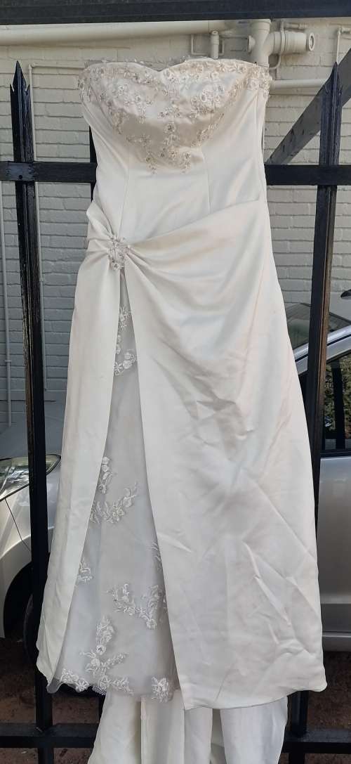*GORGEOUS OFF WHITE HALTERNECK WEDDING DRESS* Size 8/10