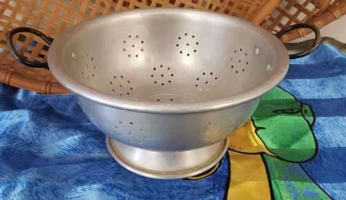*OLD SCHOOL STAINLESS STEEL COLANDER*