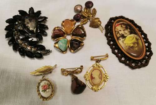 Lot of brooches