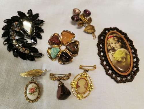 Lot of brooches
