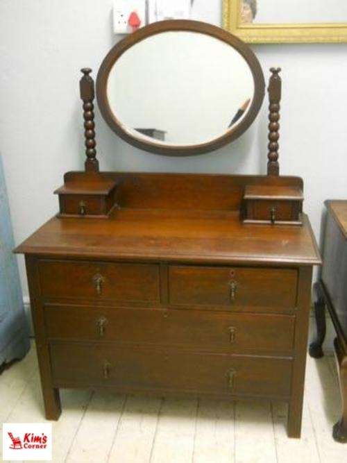 LOVELY DRESSING TABLE