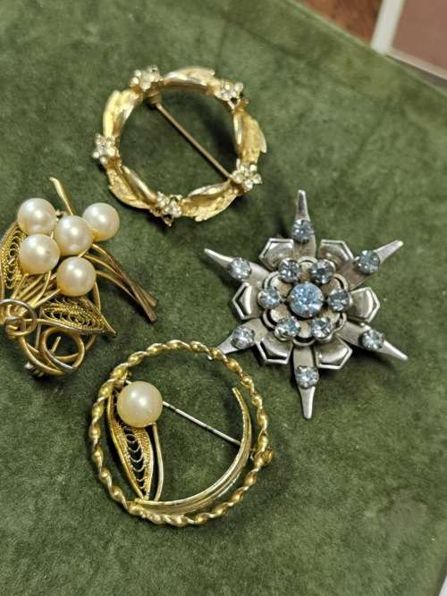 Lot of Brooches