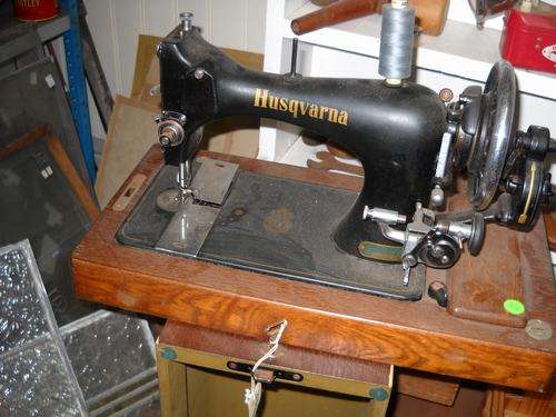 HUSQVARNA SEWING MACHINE WORKING  !!!R1 NO RESERVE!!!!