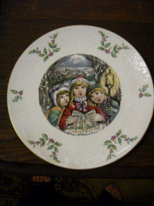 CRAZY PRICE!!! R1 NO RESERVE.  ROYAL DOULTON CHRISTMAS PLATE (1981)