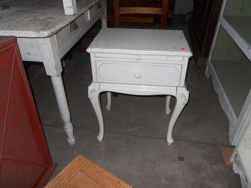 CUTE LITTLE BEDSIDE CBD NEEDS TLC CRAZY R1 NO RESERVE