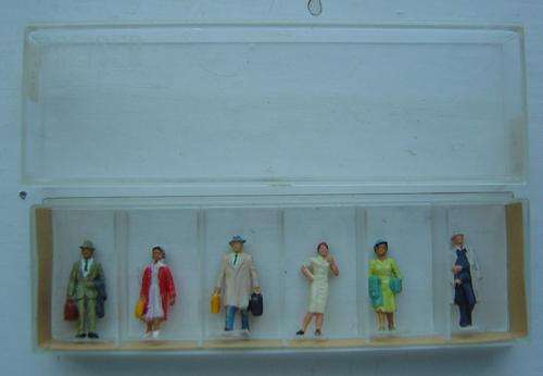 PREISER HO Scale Figures - Train Commuters