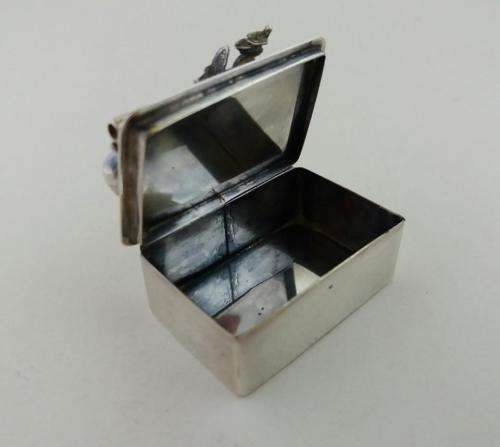 Novelty sterling snuff box with miniature duelling pistols