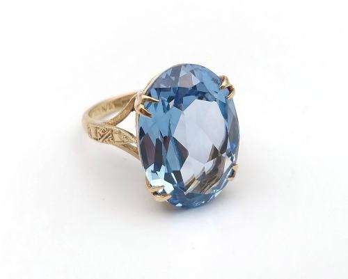 Stunning 9ct gold and blue topaz dress ring