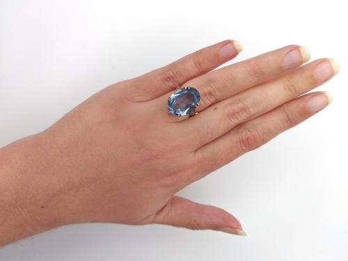 Stunning 9ct gold and blue topaz dress ring