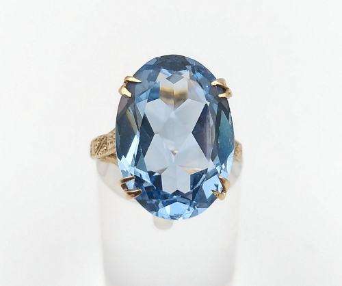 Stunning 9ct gold and blue topaz dress ring