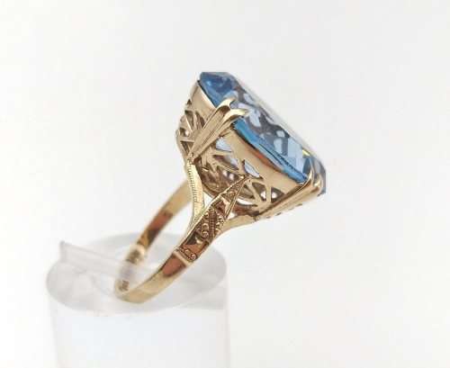Stunning 9ct gold and blue topaz dress ring