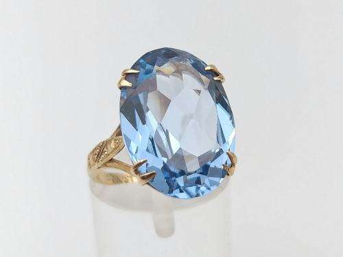 Stunning 9ct gold and blue topaz dress ring