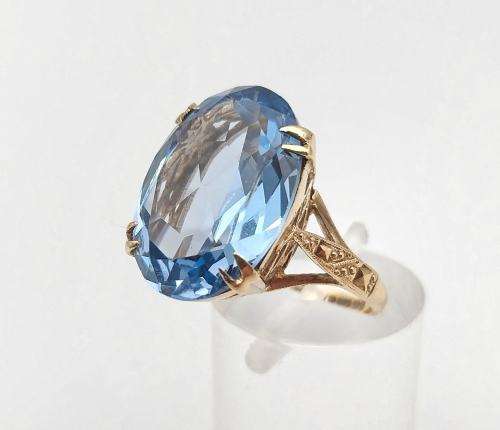 Stunning 9ct gold and blue topaz dress ring