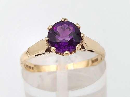 Purple amethyst solitiare ring (9ct gold)