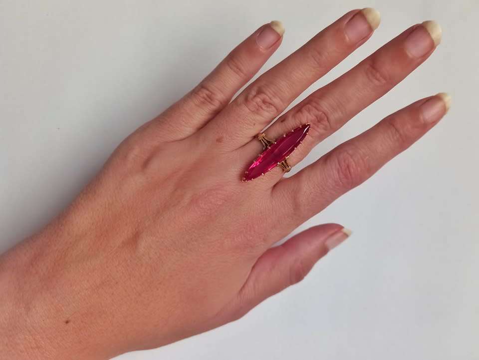 Beautiful marquise cut pink ruby ring (set in 9ct gold)