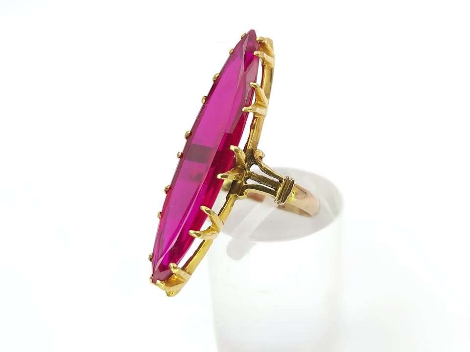 Beautiful marquise cut pink ruby ring (set in 9ct gold)